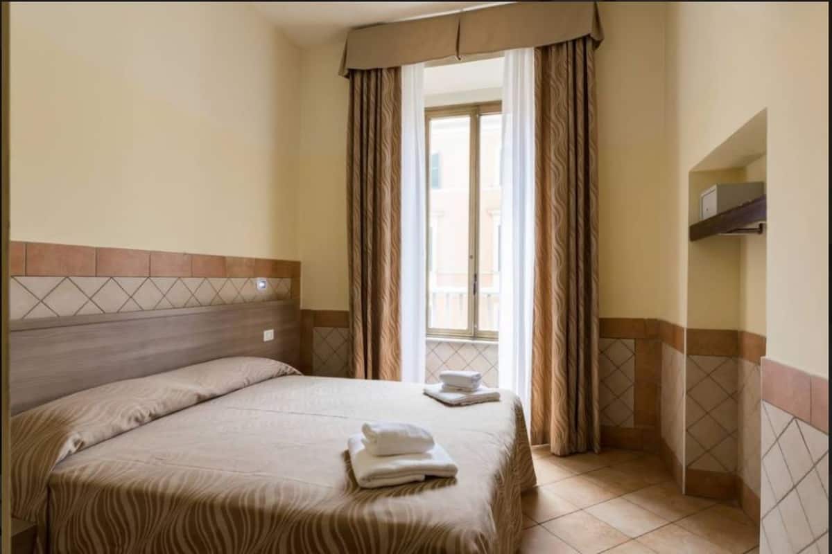 Een kluis op de kamer, een bureau, gratis wifi, beddengoed