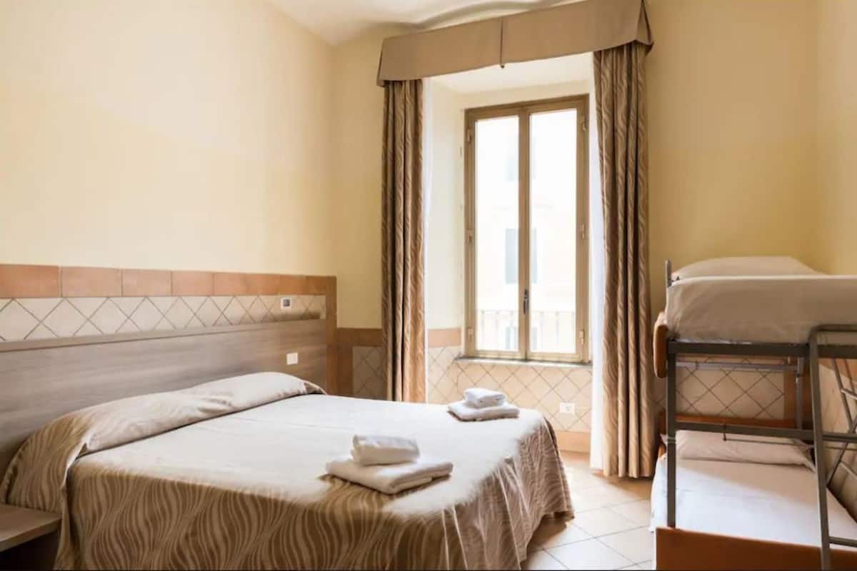 Een kluis op de kamer, een bureau, gratis wifi, beddengoed