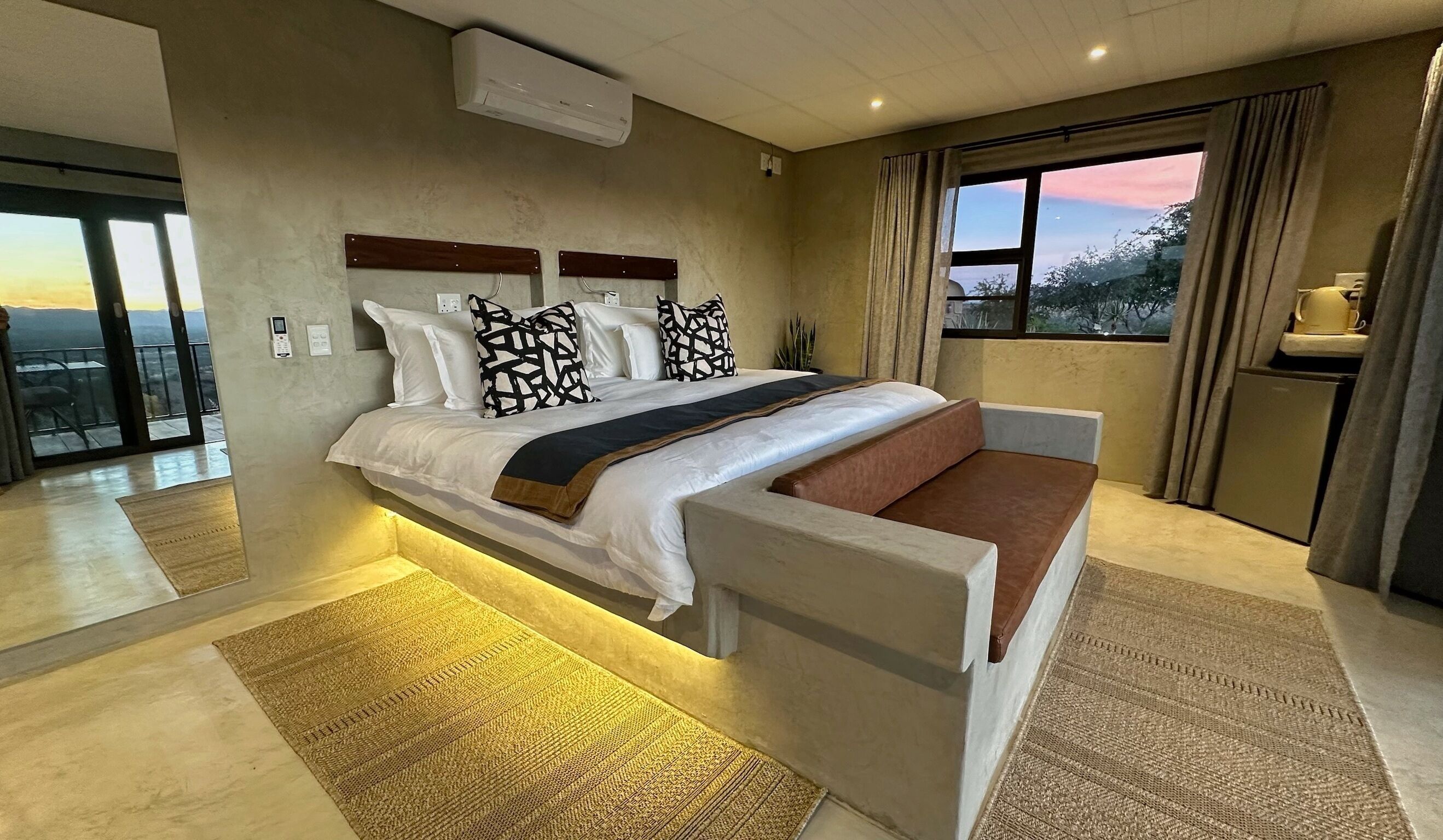 1 غرفة نوم وخزنة داخل الغرفة وملاءات أسرّة