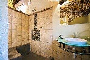 Standard Twin Room | Bathroom | Shower, deep soaking tub, towels - Ugab Terrace Lodge (Khorixas)