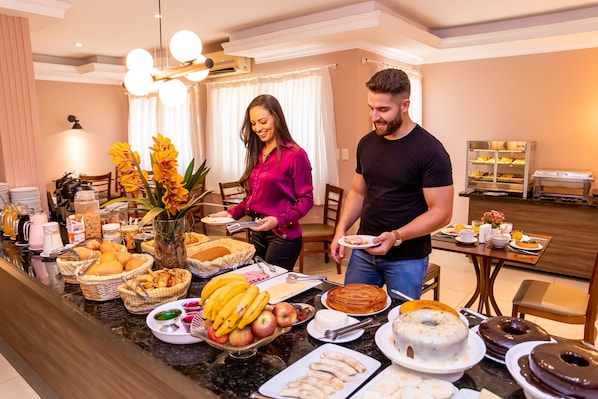 Déjeuner complet gratuit tous les jours