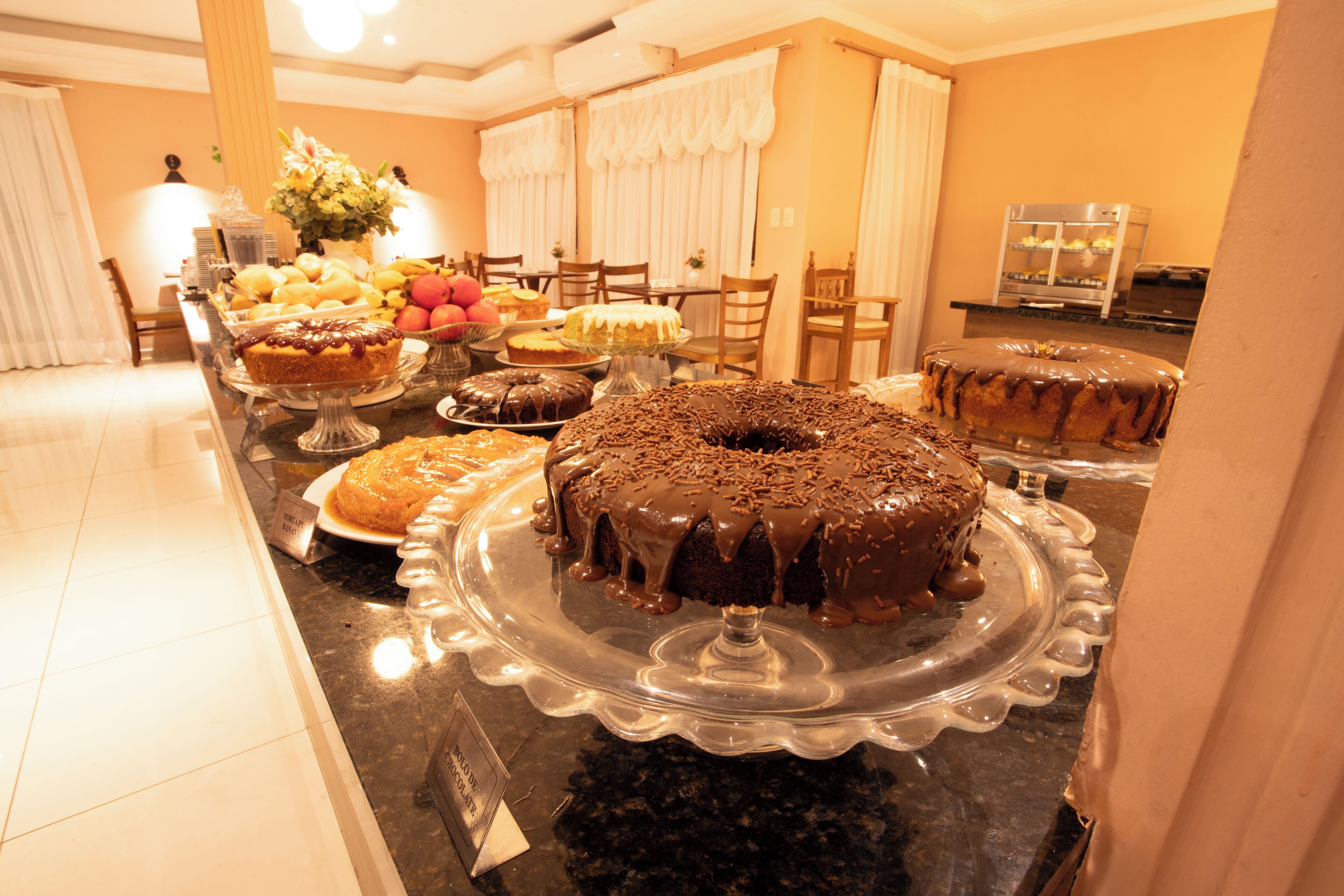 Buffet com diversos doces e frutas.
