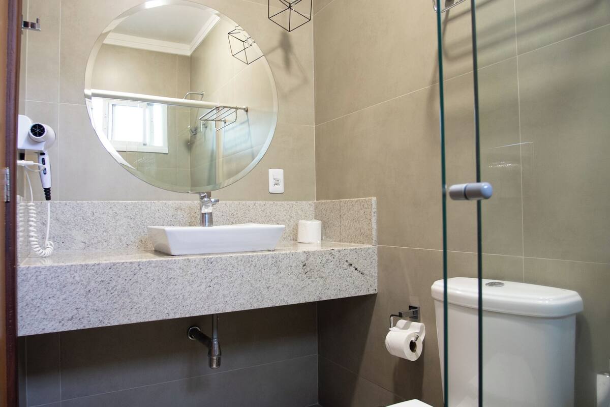 executive double room | bathroom | shower, towels
