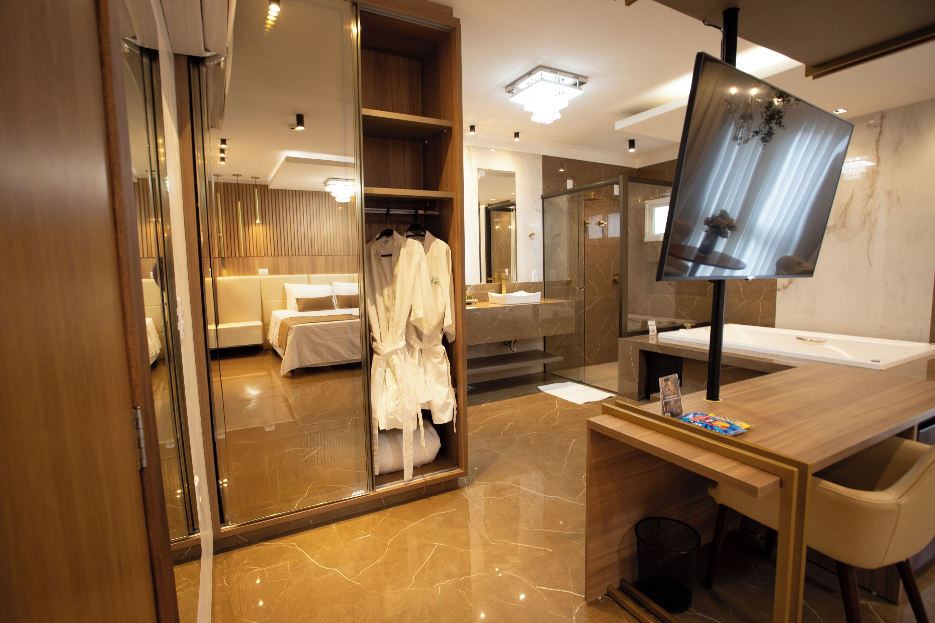 Minibar, escritorio, wifi gratis y acceso para silla de ruedas 