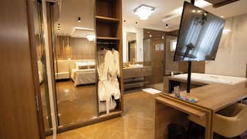Rom – superior, 1 kingsize-seng | Minibar, skrivebord, wi-fi (inkludert) og rullestolvennlig