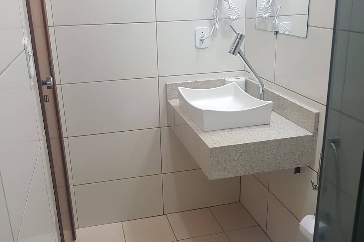 deluxe double room | bathroom sink