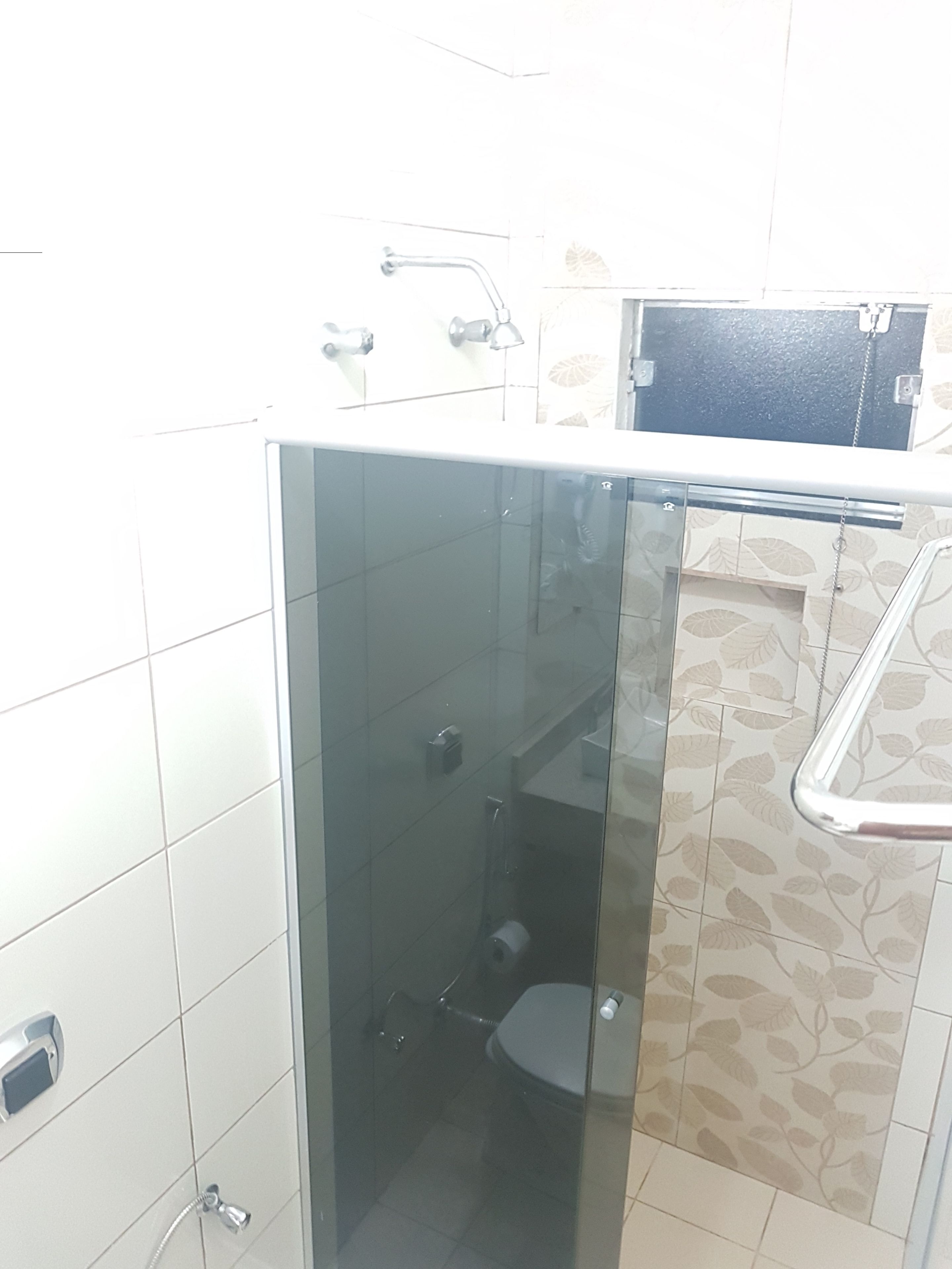 deluxe triple room | bathroom | shower, towels