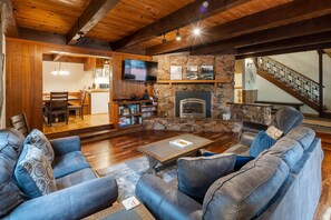 Fernseher, Kamin, Videospiele, DVD-Player