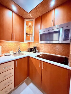 Kühlschrank, Mikrowelle, Herdplatte, Wasserkocher mit Kaffee-/Teezubehör