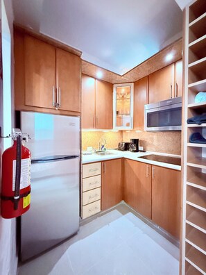 ثلاجة، ميكروويف، موقد طهي مسطح، ماكينة لصنع القهوة/الشاي