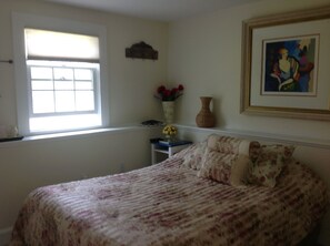 4 bedrooms, WiFi, bed sheets -  BEACH HOUSE only steps away from the beach.... (Hull)
