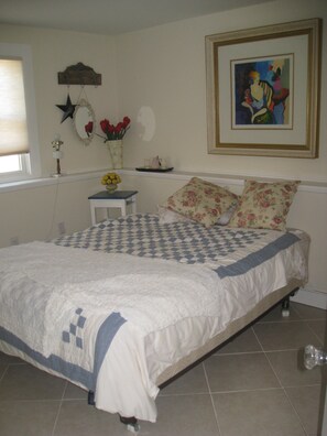 4 bedrooms, WiFi, bed sheets -  BEACH HOUSE only steps away from the beach.... (Hull)