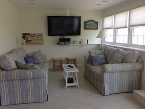 TV, lettore DVD, libri