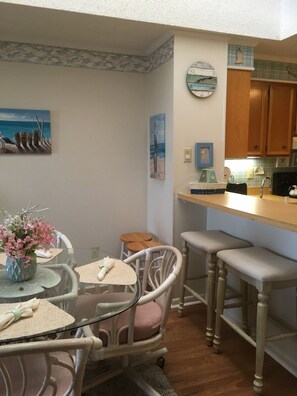 Dining - SKYLIGHT BRIGHT!!  Great view!  Steps from the Beach!  Sleeps 6-8. Free WiFi!  (Myrtle Beach)
