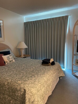 3 slaapkamers, een strijkplank/strijkijzer, wifi (toeslag), beddengoed