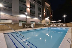 Piscina externa sazonal, funciona das 9h às 21h, guarda-sóis