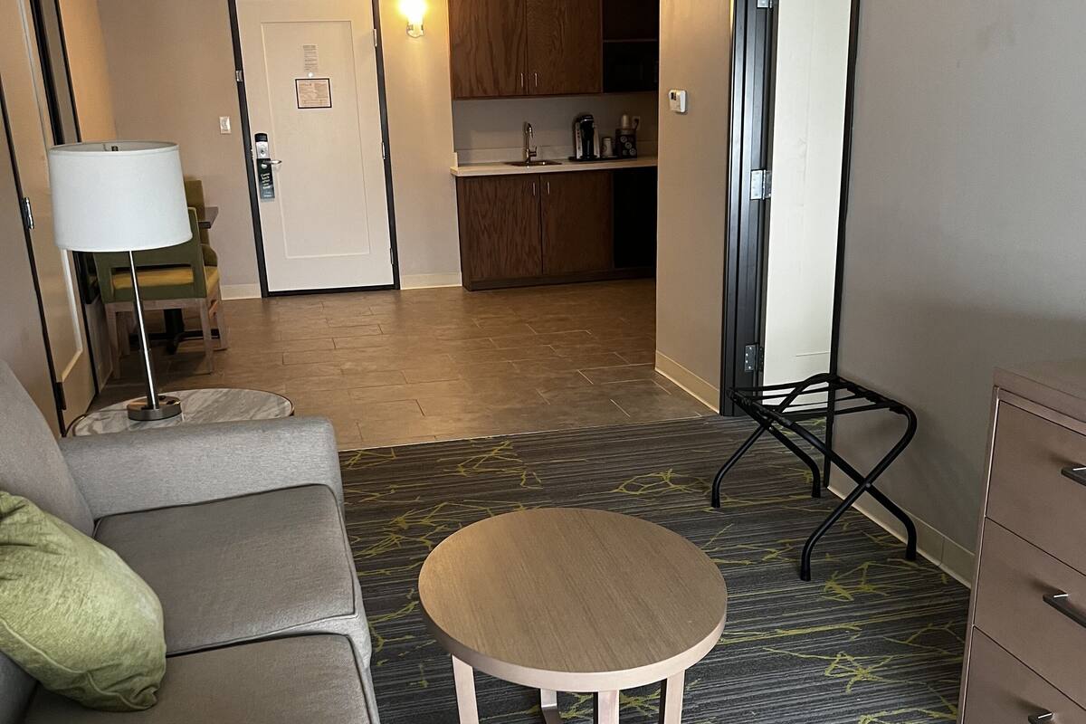 套房, 1 张特大床和 1 张沙发床 (Additional Living Area) | 起居区 | 42-英寸纯平电视 （配备有线频道）、电视