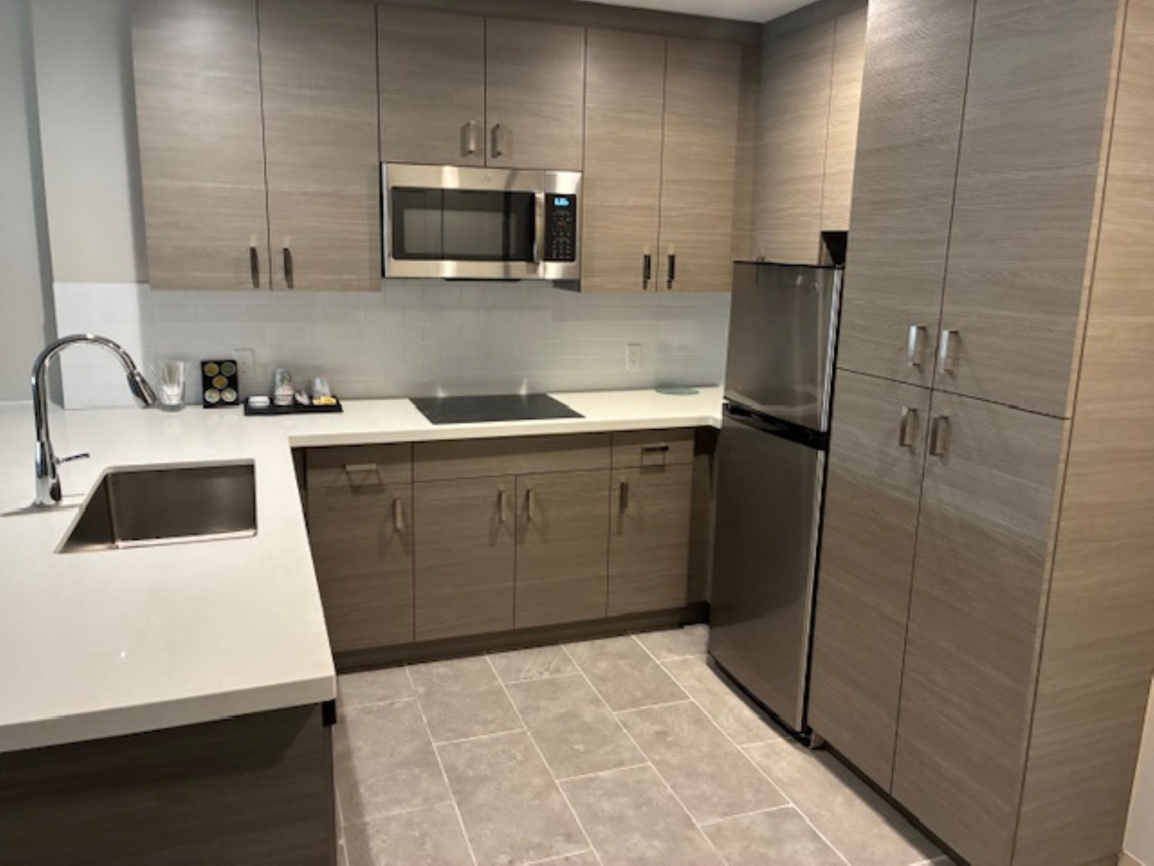 Edredons de pluma, camas com colchões pillow-top, escrivaninha