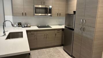 Edredons de pluma, camas com colchões pillow-top, escrivaninha