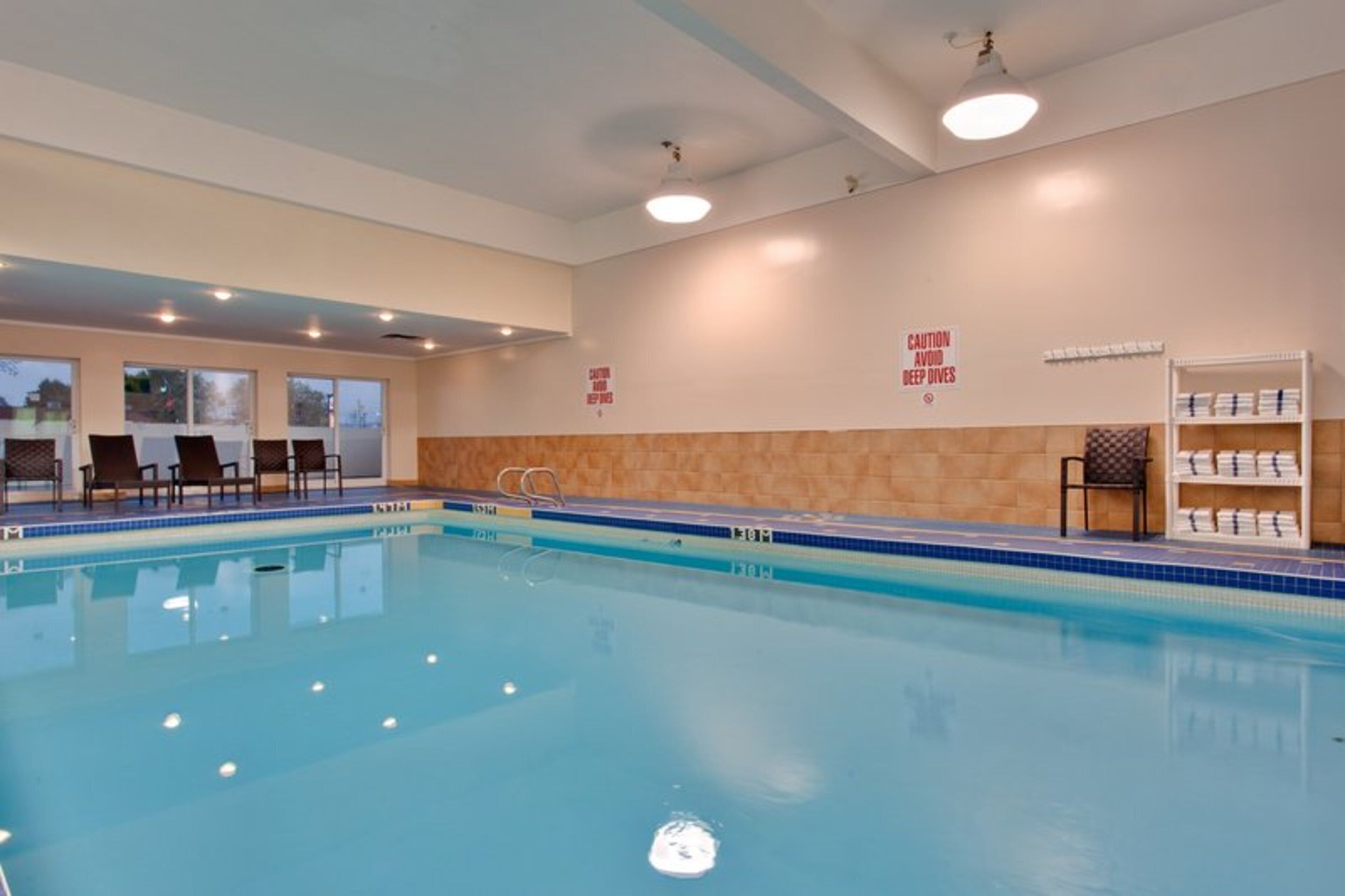 Piscina interna, funciona das 10h às 22h, guarda-sóis, espreguiçadeiras