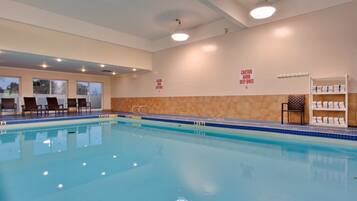 Piscina interna, funciona das 10h às 22h, guarda-sóis, espreguiçadeiras