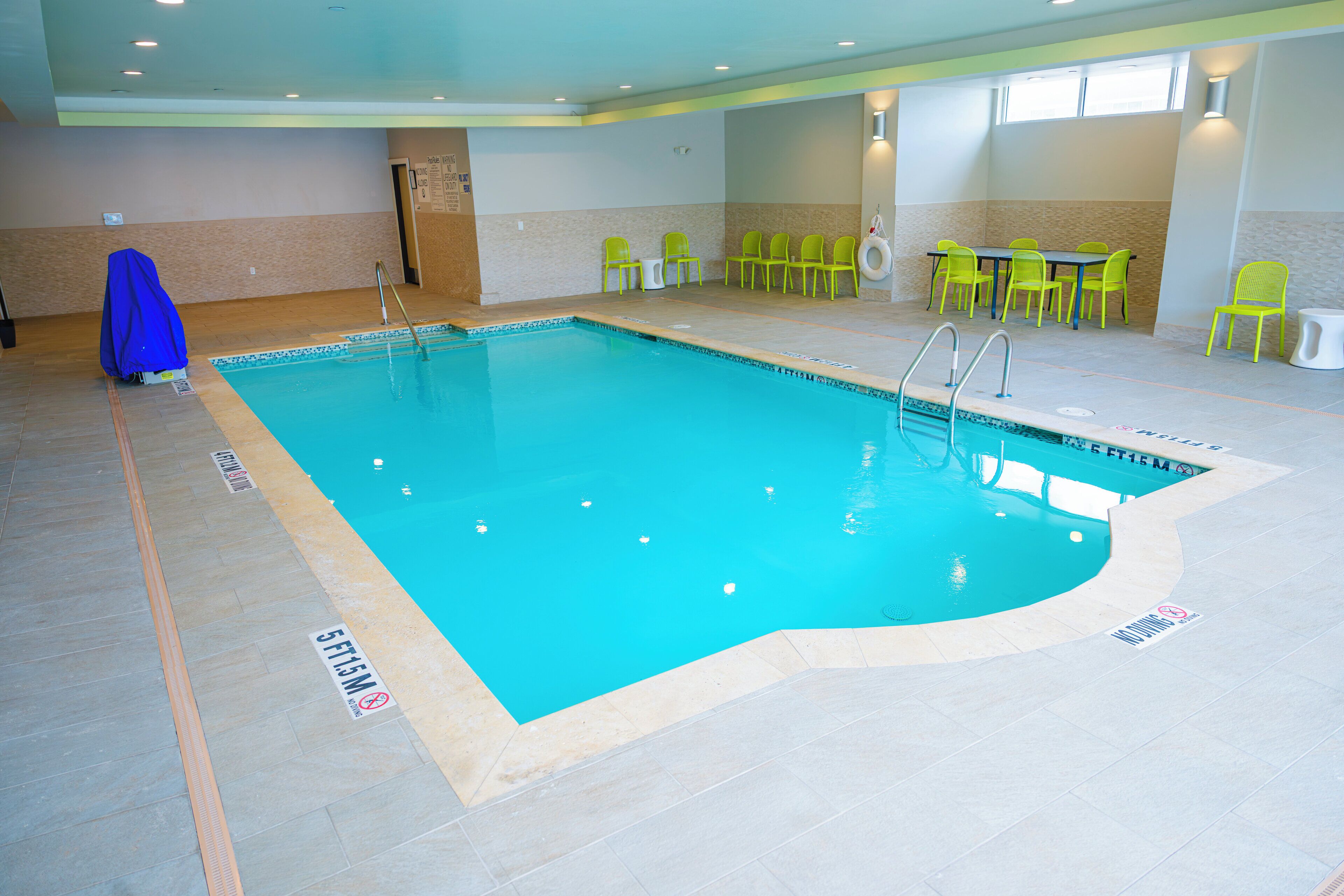 室内游泳池，10:00 至 22:00 开放，池畔遮阳伞，日光浴躺椅