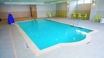 Una piscina cubierta (de 10:00 a 22:00), sombrillas, tumbonas