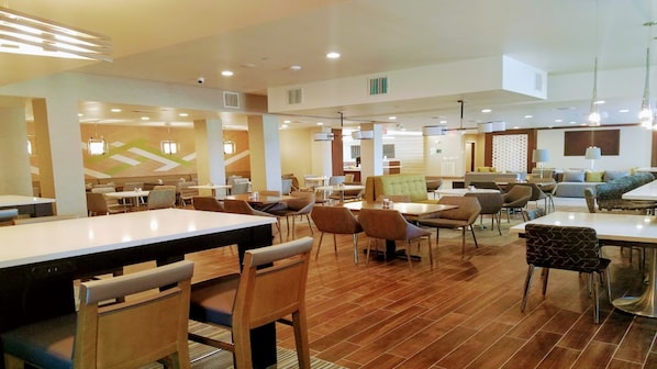 Aamiainen ja illallinen