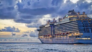 Un grand navire de croisière doté de nombreux ponts et d’une proue imposante, naviguant en haute mer.