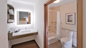 Une salle de bain moderne avec un lavabo, un miroir et des toilettes.
