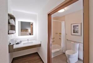 Een moderne badkamer met een wastafel, spiegel en toilet.