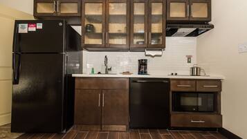 Geladeira grande, micro-ondas, cafeteira/chaleira