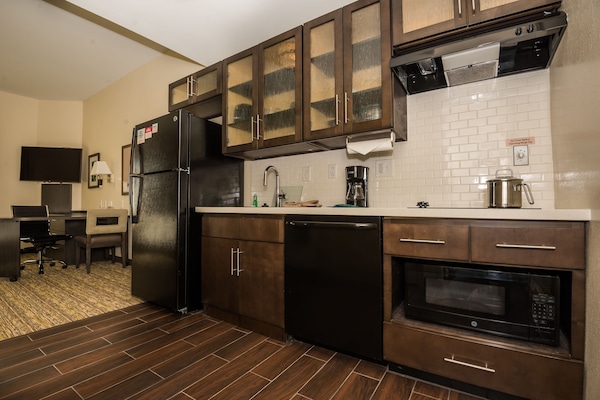 Coffee/tea maker, full-size fridge, microwave