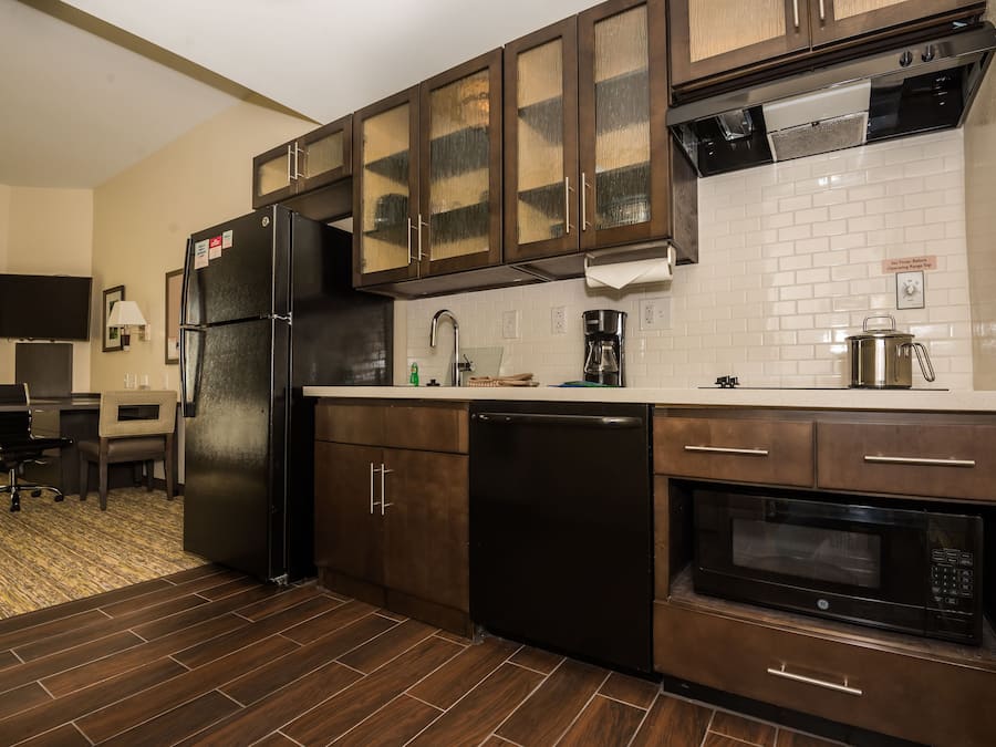 Großer Kühlschrank, Mikrowelle, Wasserkocher mit Kaffee-/Teezubehör