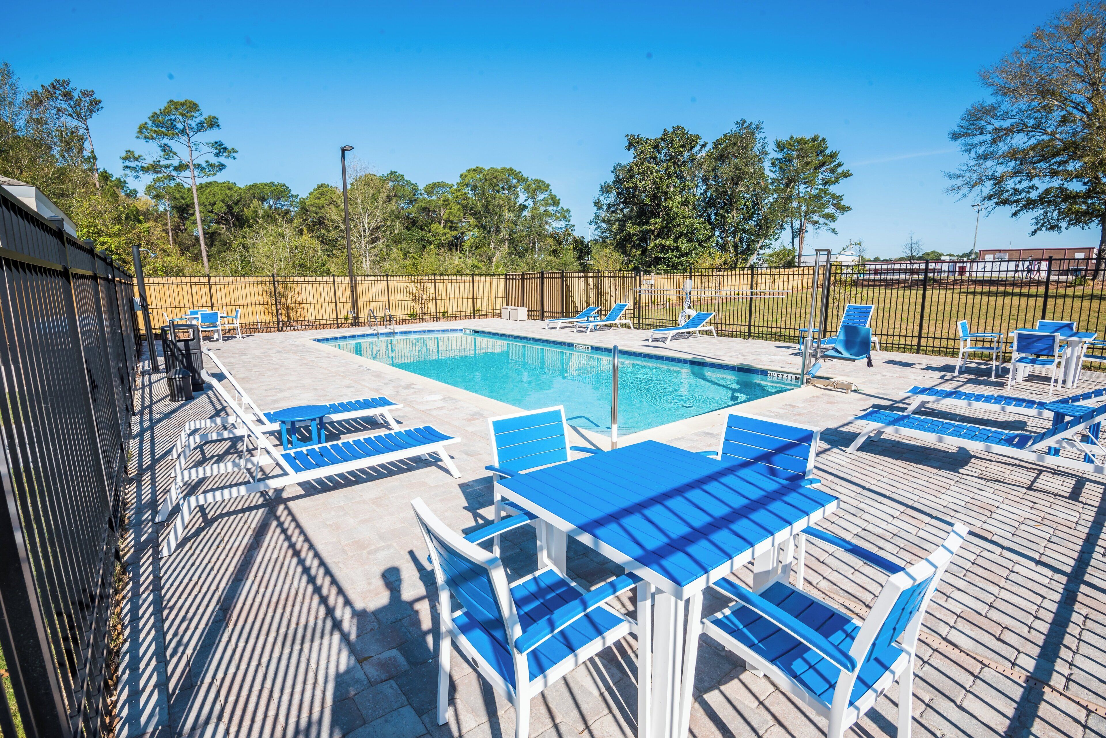 Una piscina al aire libre (de 09:00 a 22:00), tumbonas