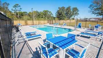 Una piscina al aire libre (de 09:00 a 22:00), tumbonas