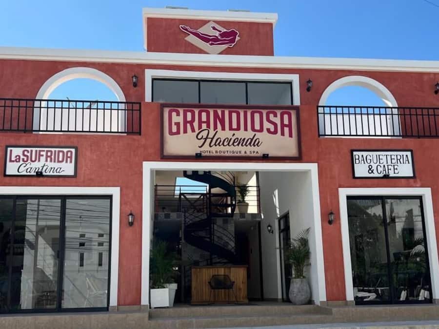 Vista frontal de la propiedad