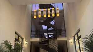 Entrada de un hotel con un cartel que dice "GRANDOSTE Hacienda Hotel Boutique & Spa".