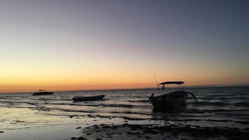 Playa en los alrededores y playa de arena blanca