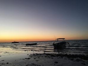 Playa en los alrededores y playa de arena blanca 