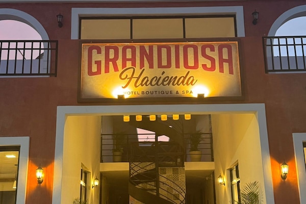 Vista frontal de la propiedad