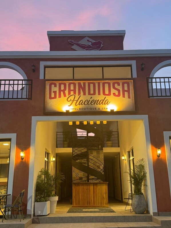 Vista frontal de la propiedad