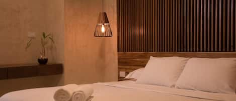 King Superior Sencilla | Hypo-allergenic bedding, down comforters, memory foam beds, minibar