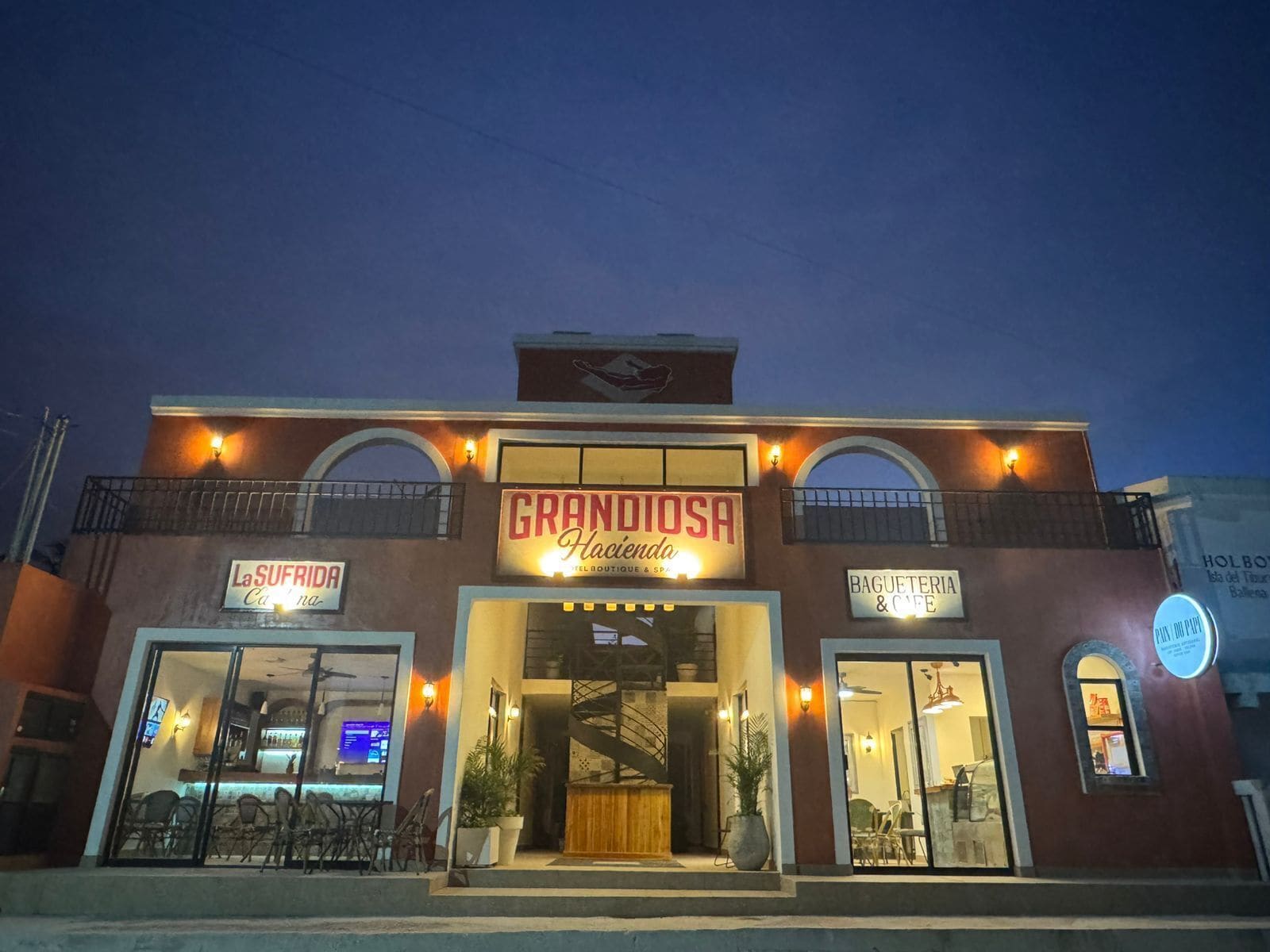 Vista frontal de la propiedad