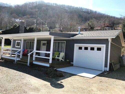 Delightful sparkling clean bungalow In fabulous Maggie Valley North Carolina. 