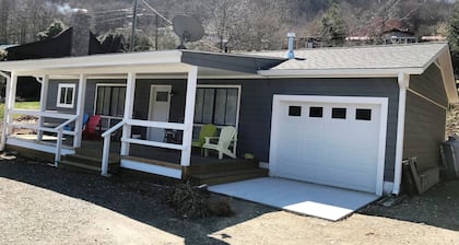 Delightful sparkling clean bungalow In fabulous Maggie Valley North Carolina.