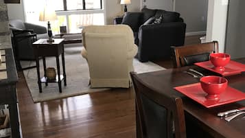 Televisión, chimenea, libros