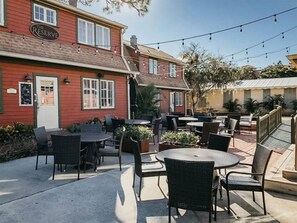 Outdoor dining - Junior Suite - Large, 2 king beds, 1 private bath in great and historic location (Sarasota)