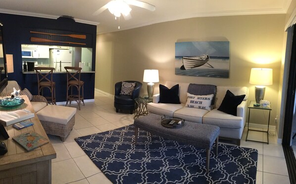 Smart-TV, DVD-spiller, bøker og filmbibliotek