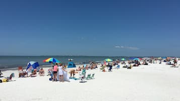 Chaises longues, serviettes de plage
